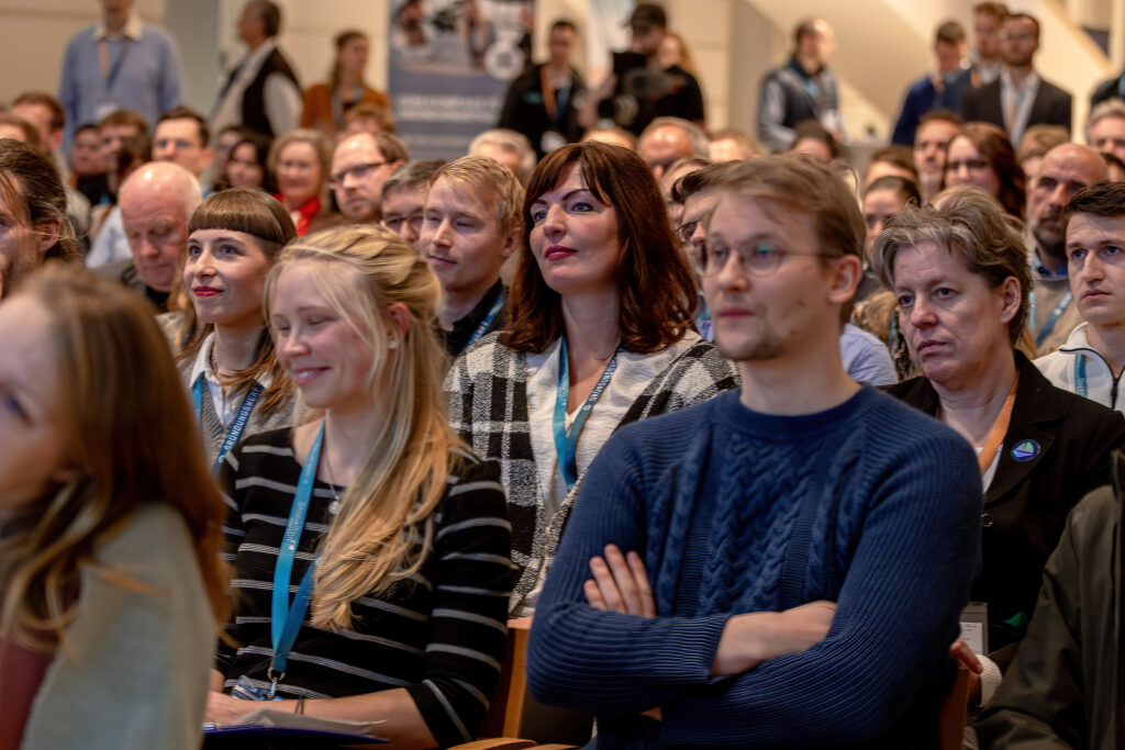 Konzentriertes Publikum in den vorderen Reihen verfolgt eine Präsentation beim Businessplanwettbewerb.